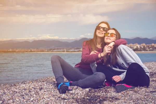 Two girls by the sea — Stock Photo, Image