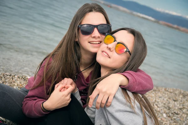 Duas meninas à beira-mar — Fotografia de Stock