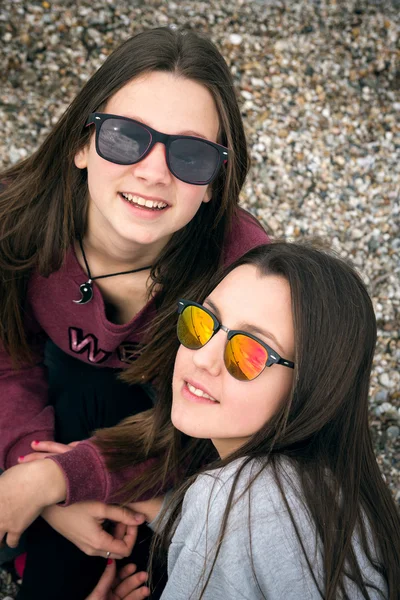 Zwei Mädchen am Meer — Stockfoto