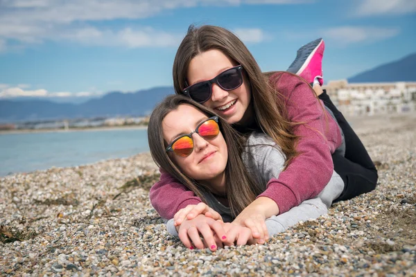 Zwei Mädchen am Meer — Stockfoto