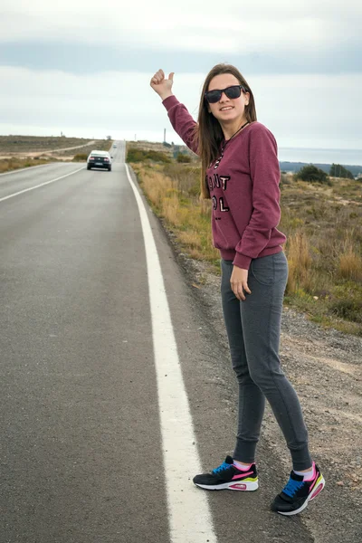 A menina na estrada — Fotografia de Stock