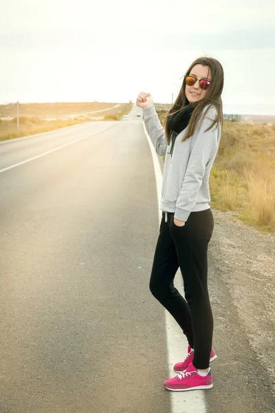 Das Mädchen auf der Straße — Stockfoto