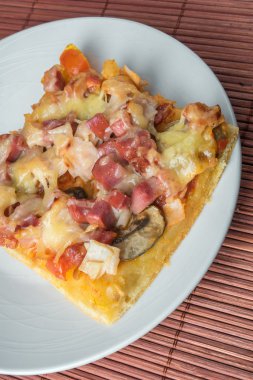 parça pizza bir tabak içinde