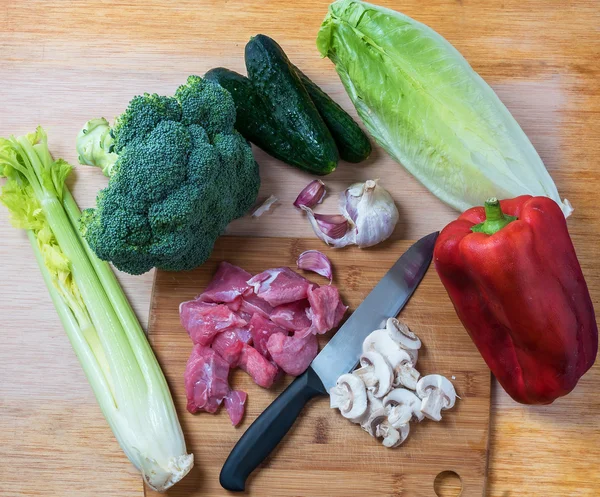 Frisches Fleisch und Gemüse — Stockfoto