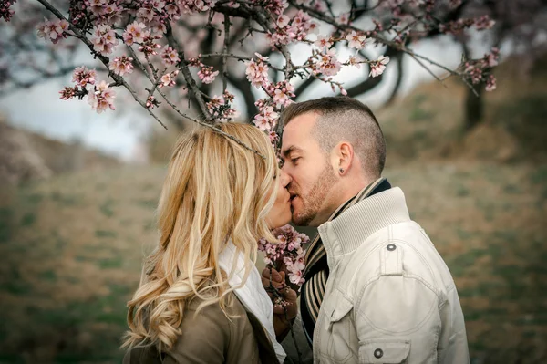 Bonito jovem casal — Fotografia de Stock