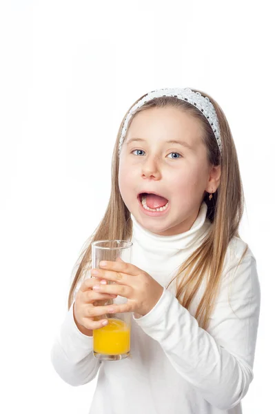 Das Mädchen trinkt Saft — Stockfoto