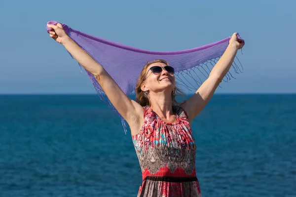 La ragazza con una sciarpa — Foto Stock