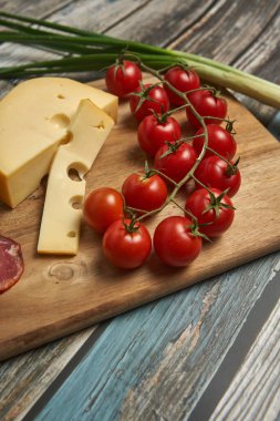 Tahtada dilimlenmiş yiyecek.!