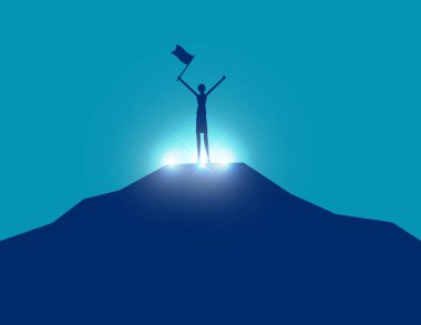 İnsanlar başarının bayrağını göndere çekerek dağın tepesinde duruyorlar.