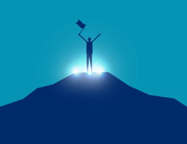 İnsanlar başarının bayrağını göndere çekerek dağın tepesinde duruyorlar.