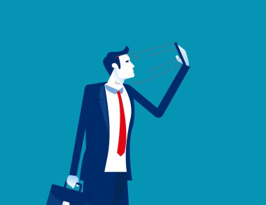 Yüzünü taramak için akıllı telefon tutan gencin portresi.