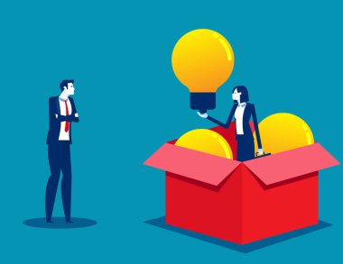 Başarılı iş adamının elinde bir ampul var. Karton kutuyu aç