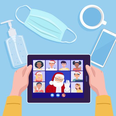Noel tatilinde arkadaşlarıyla tablette video konferansı yapan bir adamın en iyi görüntüsü. Vektör