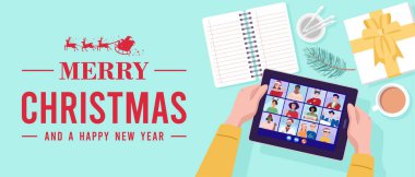 Noel tatilinde arkadaşlarıyla tablette video konferansı yapan bir adamın en iyi görüntüsü. Vektör