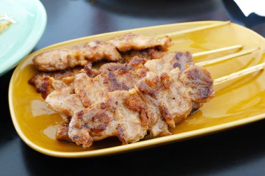 Tayland usulü ızgara domuz şişi (Moo Ping)                               