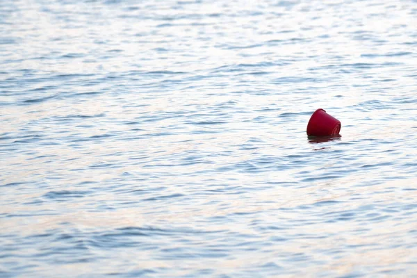 Червоні Пластикові Банки Плаваючи Морі — стокове фото