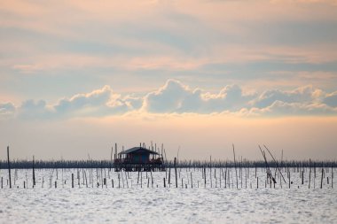Denizde balıkçı kulübesi Chonburi Eyaleti