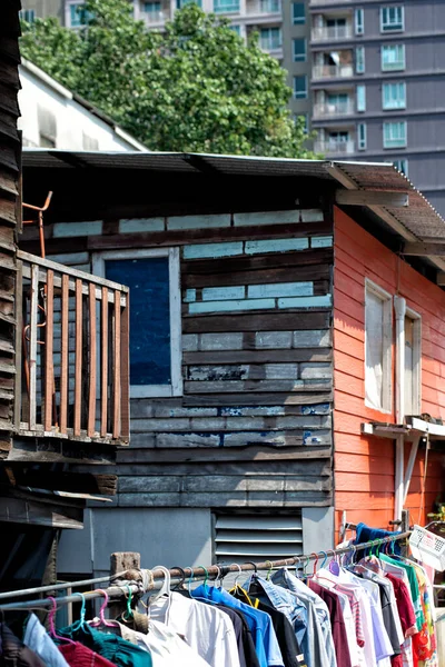 Clothes Rack Old Wooden House Bangkok — Stock fotografie