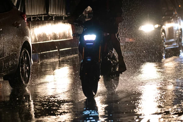 ฝนตกบนเม องบนถนนท รถยนต และมอเตอร ไซค — ภาพถ่ายสต็อก