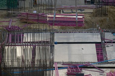 İnşaat alanı, tencere sakalı ve çelik bağlama var..