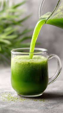 Doğal bulanık arkaplanda cam şişede sağlıklı sebze suyu yeşil tonlarda, yumuşak ışıklandırma, taze titreşim, metin için temiz fotokopi alanı web sitesi ya da baskı reklamı için mükemmel..