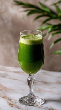 Mermer yüzey üzerinde kristal yeşil sebze suyu, yumuşak altın sabah ışığı, zarif bulanık kaplıca arka plan, temiz kopya alanı ile rafine edilmiş düzen..