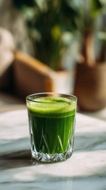 Mermer yüzey üzerinde kristal yeşil sebze suyu, yumuşak altın sabah ışığı, zarif bulanık kaplıca arka plan, temiz kopya alanı ile rafine edilmiş düzen..