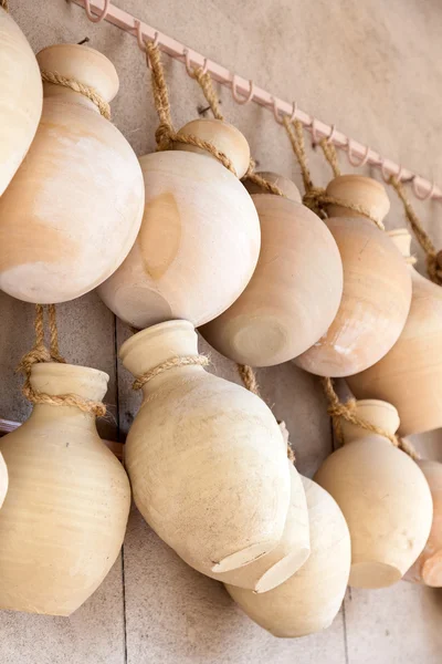 Терракотовые горшки на продажу в Низве, Оман — стоковое фото