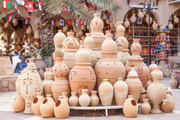 Panelas de terracota para venda em Nizwa, Omã — Fotografia de Stock