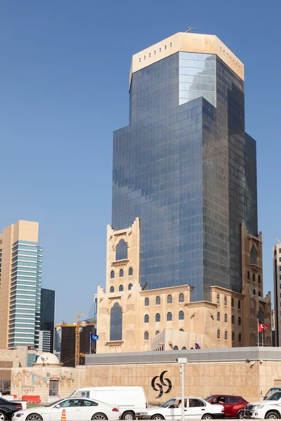 Commercial Bank of Qatar byggnad i Doha — Stockfoto