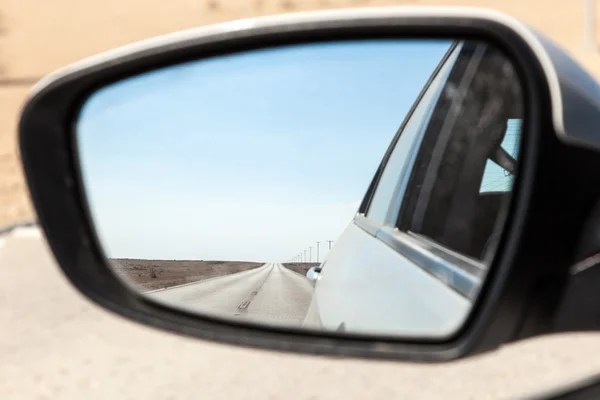 Camino del desierto en Qatar en espejo retrovisor — Foto de Stock