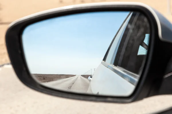 Route du désert au Qatar dans le rétroviseur — Photo