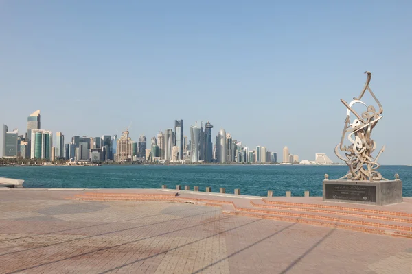 Escultura de caligrafia no Cornicho de Doha — Fotografia de Stock