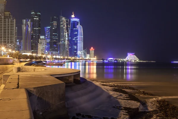 Doha centro di notte, Qatar — Foto Stock