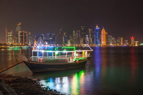 Dhow och Doha skyline på natten — Stockfoto