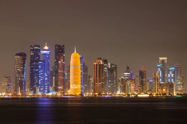 Doha skyline van de stad 's nachts, Qatar — Stockfoto