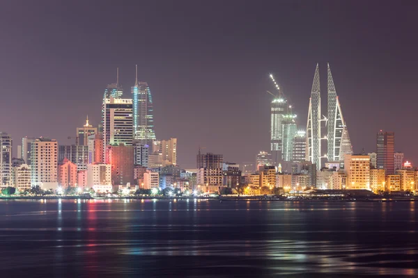 Skyline van Manama s nachts, Bahrein (Bahrain) — Stockfoto