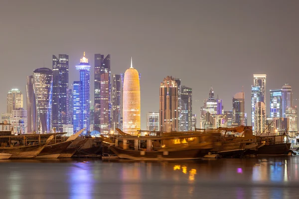 Skyline della città di Doha di notte, Qatar — Foto Stock