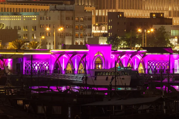 建立在多哈，卡塔尔的紫色 — 图库照片