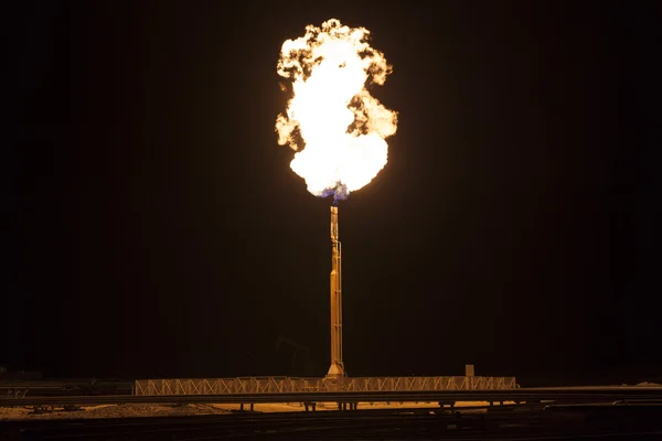 Torche à flamme de gaz sur une raffinerie de pétrole — Photo