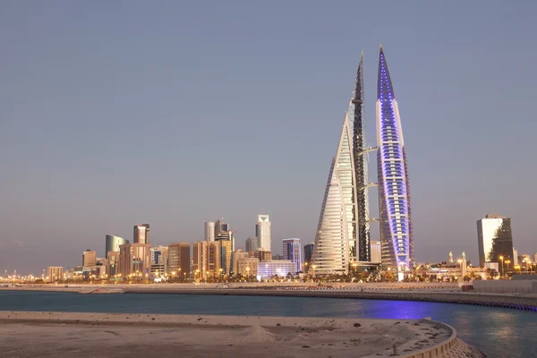 Бахрейнский Всемирный торговый центр в сумерках — стоковое фото