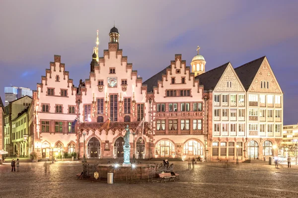 Zabytkowe budynki w Frankfurt Main w nocy — Zdjęcie stockowe