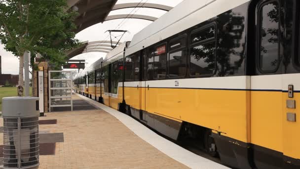 Tren amarillo en Dallas, Tx, Estados Unidos — Vídeo de stock