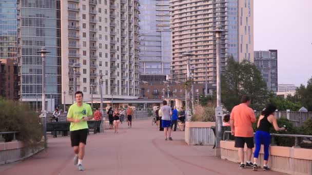 慢跑者在 Austin 科罗拉多河上的桥上 — 图库视频影像