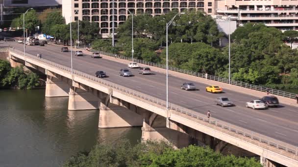 Γέφυρα του ποταμού Κολοράντο στο Austin, Texas, Ηνωμένες Πολιτείες — Αρχείο Βίντεο
