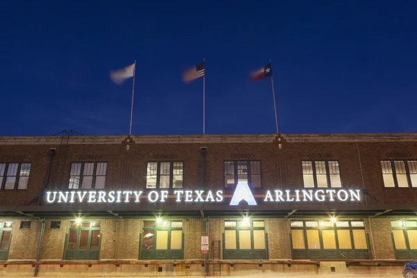 Gebäude der Universität texas arlington bei Nacht — Stockfoto