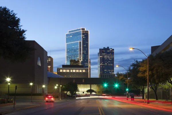 Ulica w mieście Fort Worth w nocy. Texas, Stany Zjednoczone Ameryki — Zdjęcie stockowe