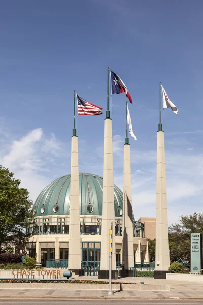 Drapeaux près de la tour Chase, Dallas, États-Unis — Photo