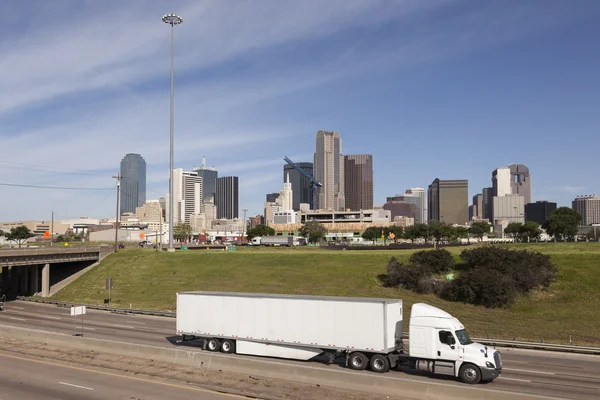 Lastbil framför Dallas Downtown — Stockfoto