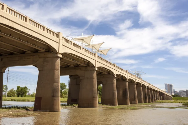 Voetgangersbrug Continental Avenue in Dallas, Verenigde Staten — Stockfoto